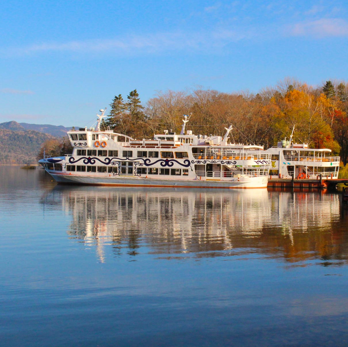 Akan Sightseeing Cruise Viewing Autumn Leaves