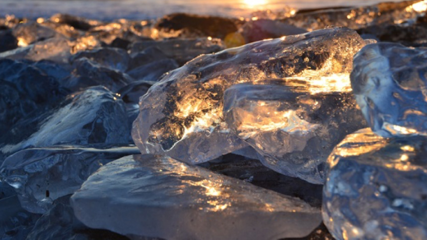 海岸に転がる氷の芸術 豊頃町のジュエリーアイス