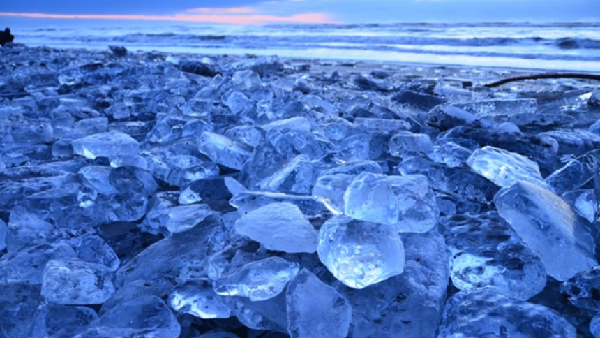 海岸に転がる氷の芸術 豊頃町のジュエリーアイス