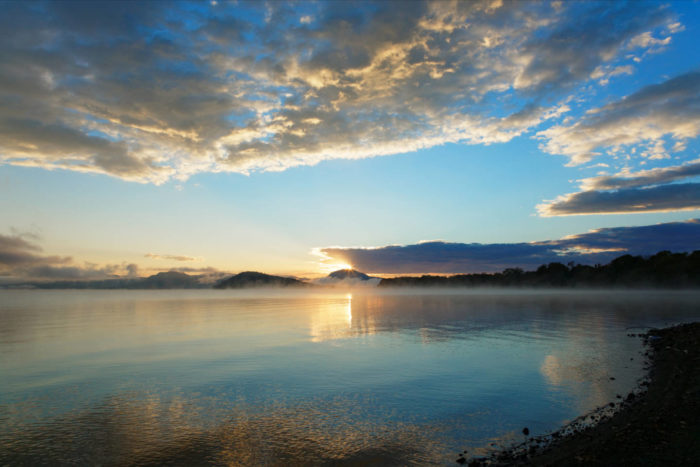 静かな湖 静かな湖畔の森の影から | GANREF